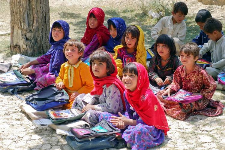 girls in an outdoor school classroom in 阿富汗